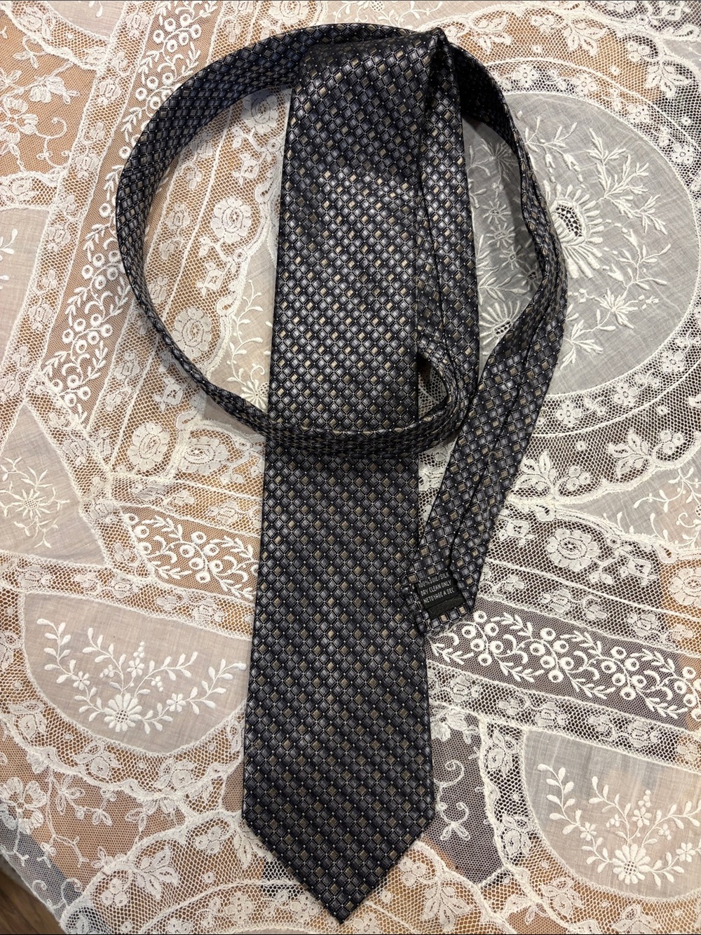 Silk Tie in Navy and Gold